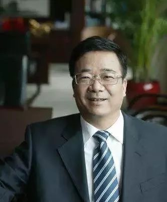 中国唯一的“老板”！23岁当村长创业巨亏6000万开云体育 开云官网仅用3年东山再起如今公司市值近500亿他是如何做到的？