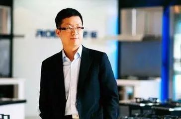 中国唯一的“老板”！23岁当村长创业巨亏6000万开云体育 开云官网仅用3年东山再起如今公司市值近500亿他是如何做到的？(图8)