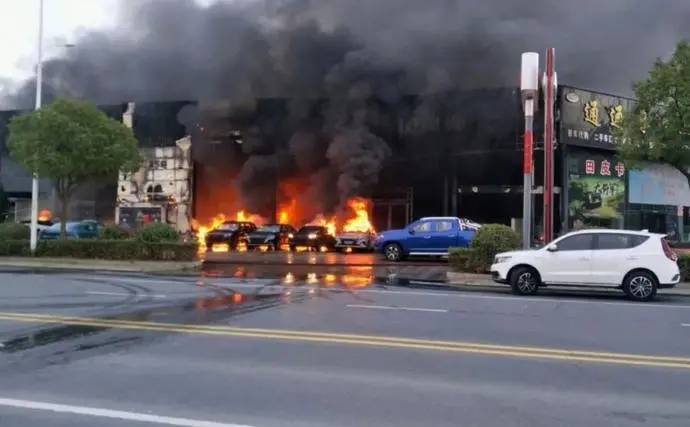 京东上线连涨”润滑油涨价风暴来袭汽开云体育 Kaiyun.com 官网入口服早报(图2)