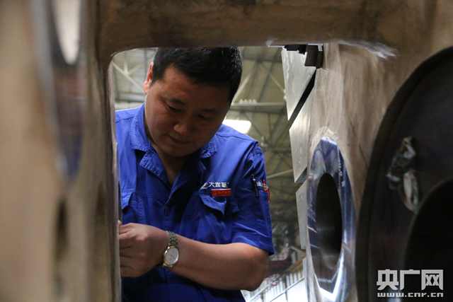 开云 开云体育官网【大国工匠】技术能手梁伟获赞“中国最好的工人”(图3) 开云 开云体育官网【大国工匠】技术能手梁伟获赞“中国最好的工人”(图3)