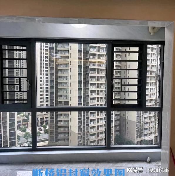 开云体育 Kaiyun.com 官网入口封阳台不跟风坚持装推拉门！比断桥铝平开窗实用多了