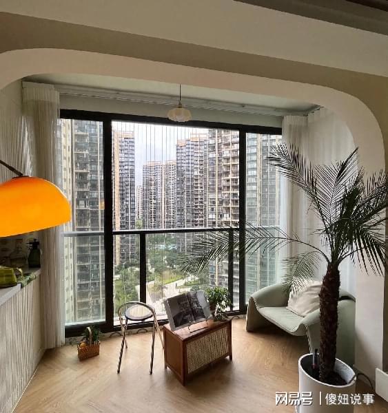 开云体育 Kaiyun.com 官网入口封阳台不跟风坚持装推拉门！比断桥铝平开窗实用多了(图2)