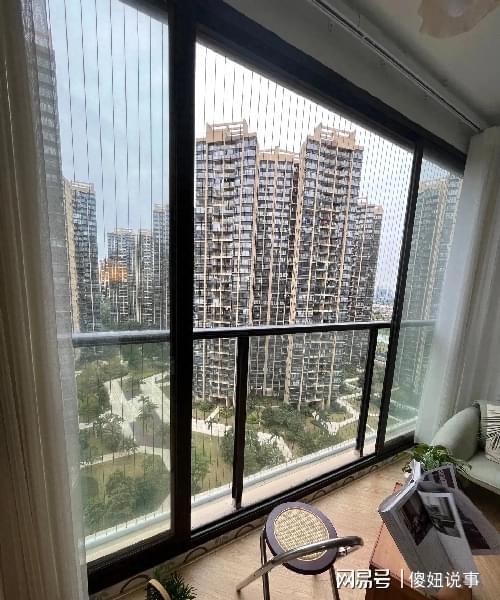 开云体育 Kaiyun.com 官网入口封阳台不跟风坚持装推拉门！比断桥铝平开窗实用多了(图3)