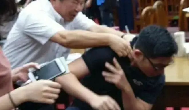 开云APP 开云官网入口2003年海南一女老板打电话报警引起公安怀疑逮捕后被判死刑(图6)