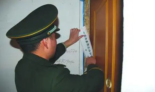 开云APP 开云官网入口2003年海南一女老板打电话报警引起公安怀疑逮捕后被判死刑(图8)
