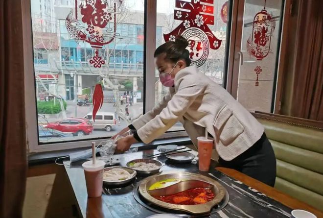 开云APP 开云官网入口2003年海南一女老板打电话报警引起公安怀疑逮捕后被判死刑(图9)